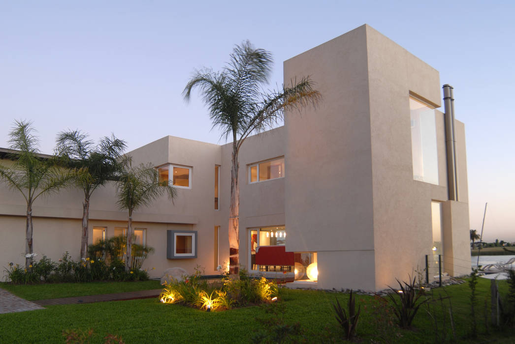 Frente lateral. Ramirez Arquitectura Casas de estilo minimalista Vidrio