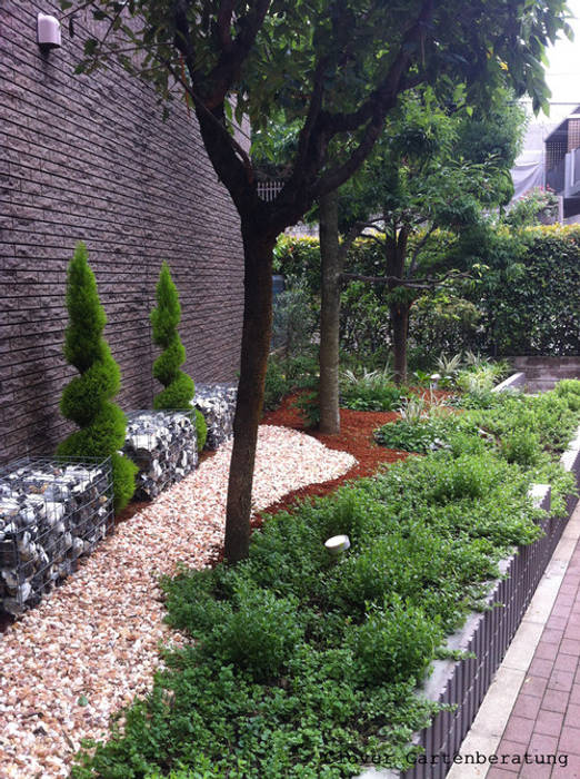 Europäisches Flair im japanischen Apartmenthaus, Clover Gartenberatung & Design Clover Gartenberatung & Design Modern style gardens