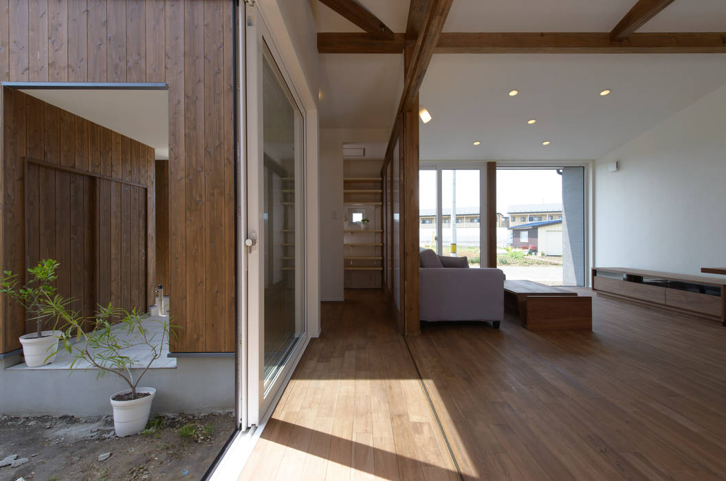 矢沢の家, フクシアンドフクシ建築事務所 フクシアンドフクシ建築事務所 隨意取材風玄關、階梯與走廊 木頭 Wood effect