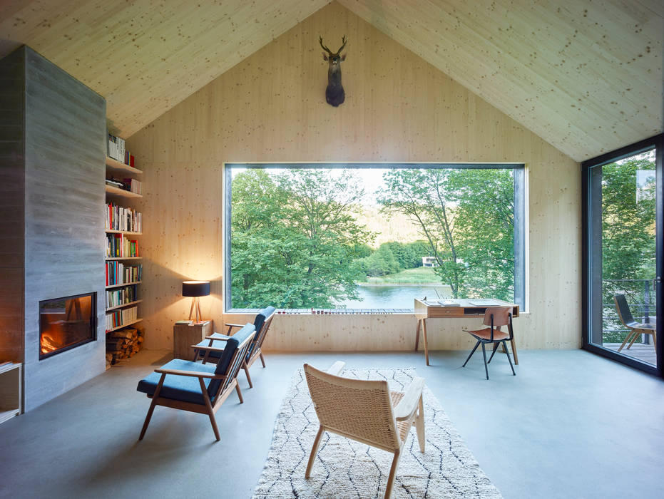 Modernes Holzhaus am See mit Traumausblick, Backraum Architektur Backraum Architektur Living room Wood Wood effect