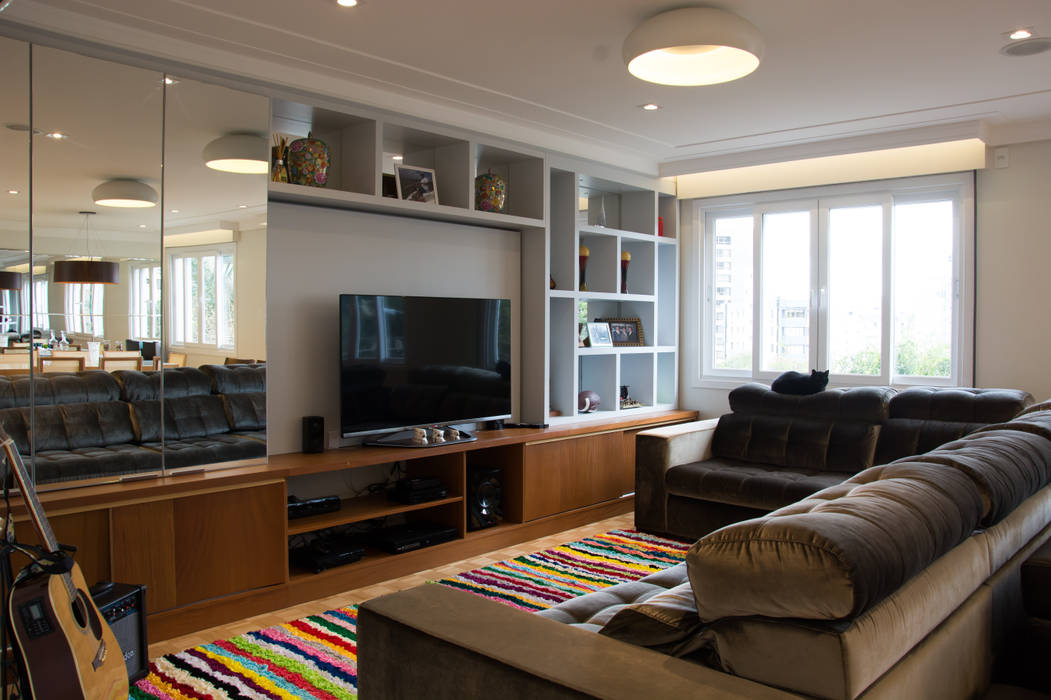 Sala de Estar homify Salas de estar modernas sofá L,espelhos,home theater