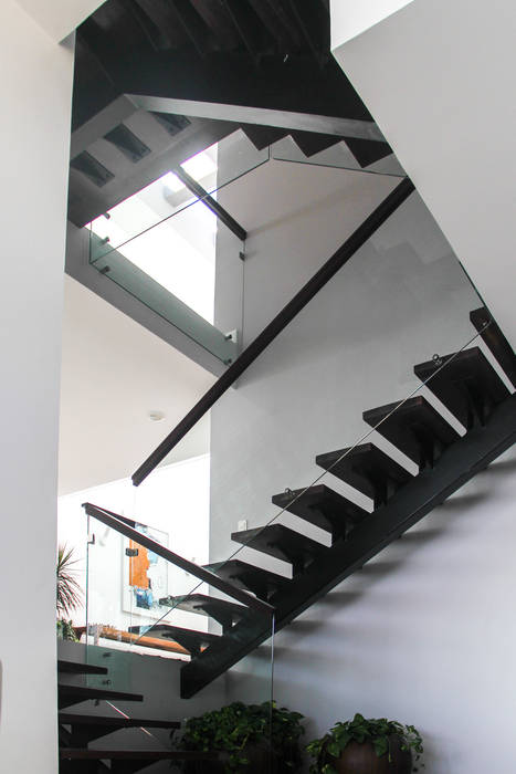 Escalera aaestudio Pasillos, vestíbulos y escaleras modernos Hierro/Acero