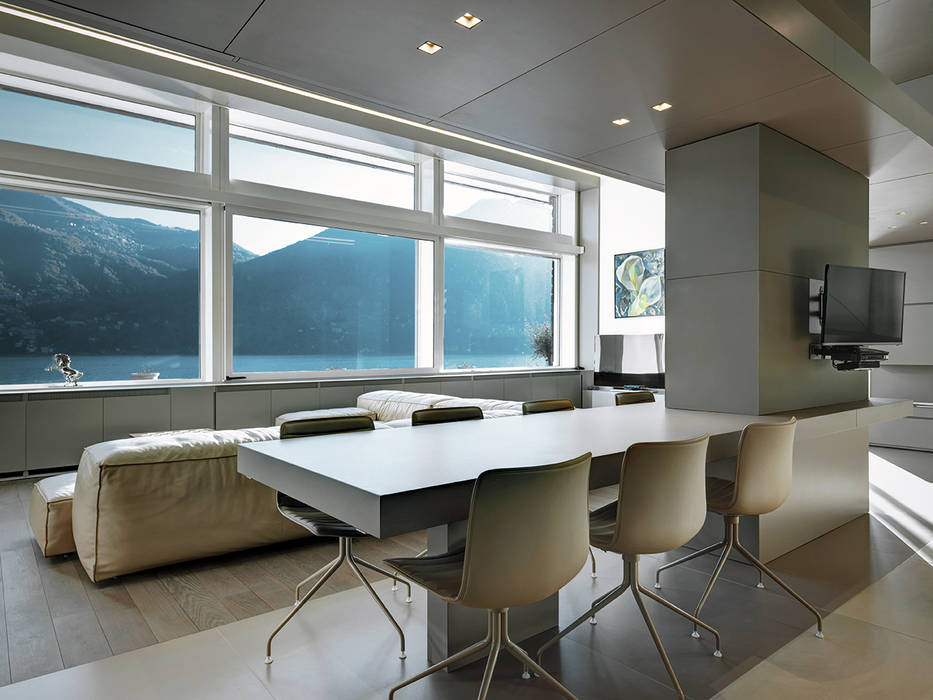 Villa T: Una Splendida proprietà allungata su una riva del lago di Como, arkham project arkham project Modern dining room