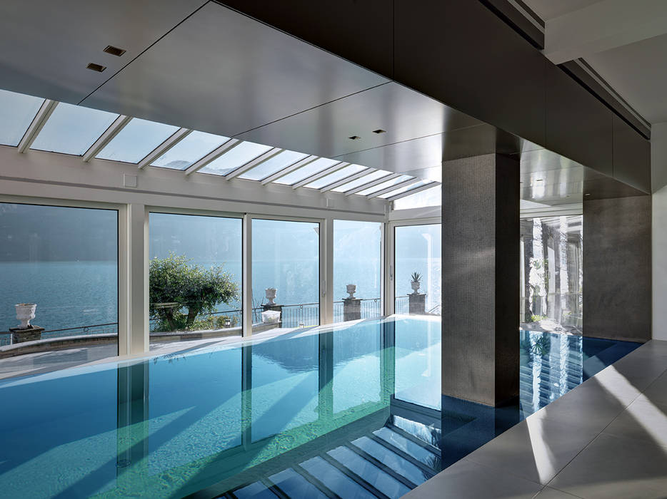 Villa T: Una Splendida proprietà allungata su una riva del lago di Como, arkham project arkham project Modern Pool