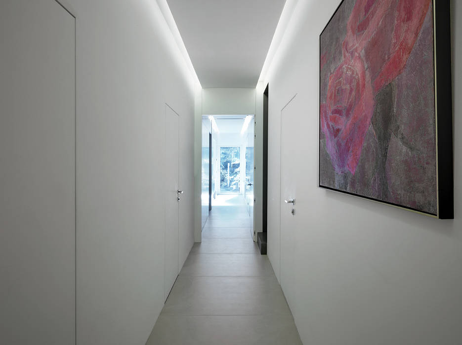 Villa T: Una Splendida proprietà allungata su una riva del lago di Como, arkham project arkham project Modern Corridor, Hallway and Staircase