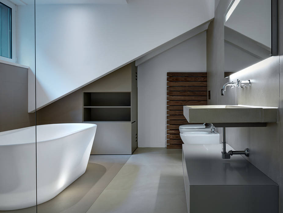 Villa T: Una Splendida proprietà allungata su una riva del lago di Como, arkham project arkham project Modern Bathroom