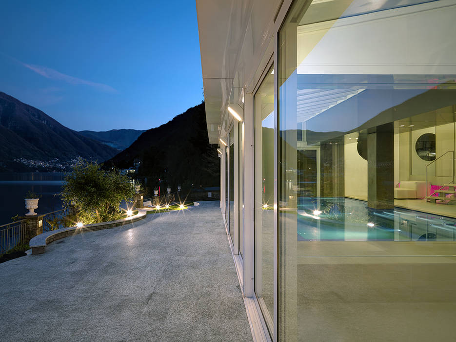 Villa T: Una Splendida proprietà allungata su una riva del lago di Como, arkham project arkham project Modern style balcony, porch & terrace