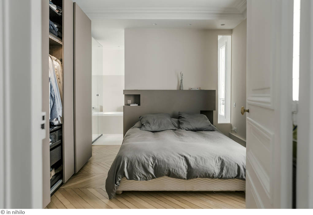 Un maximum de rangement et de lumière pour la chambre parentale claire Tassinari Chambre classique Meubles,Propriété,Ébénisterie,Immeuble,Confort,Design d&#39;intérieur,Éclairage,Bois,Fixation,Gris