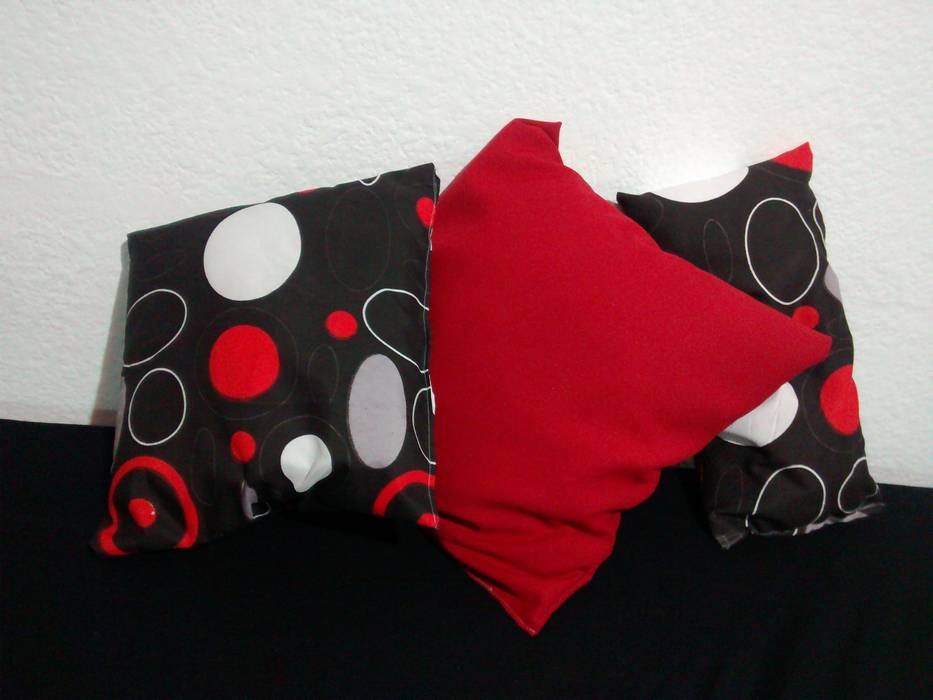 Red, black and white., Ofelia Design Ofelia Design Salones minimalistas Decoración y accesorios