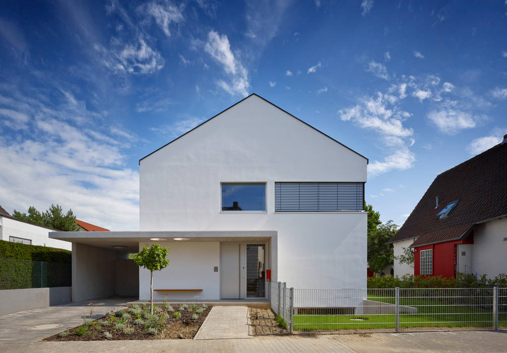 Straßenansicht Marcus Hofbauer Architekt Moderne Häuser Wolke,Himmel,Anlage,Gebäude,Haus,Baum,Grundstück,Fenster,Abstellgleis,Wohngebiet