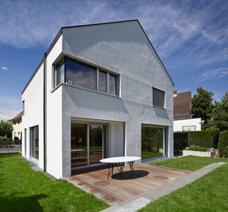 Gartenansicht mit Terrasse Marcus Hofbauer Architekt Moderne Häuser