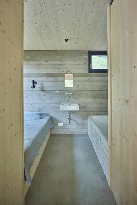 Modernes Holzhaus am See mit Traumausblick, Backraum Architektur Backraum Architektur Kamar Tidur Modern