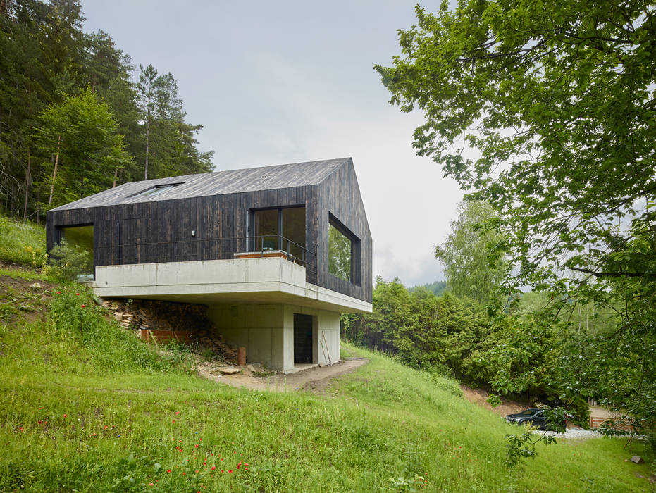 Modernes Holzhaus am See mit Traumausblick, Backraum Architektur Backraum Architektur หลังคามะนิลา ไม้ Wood effect