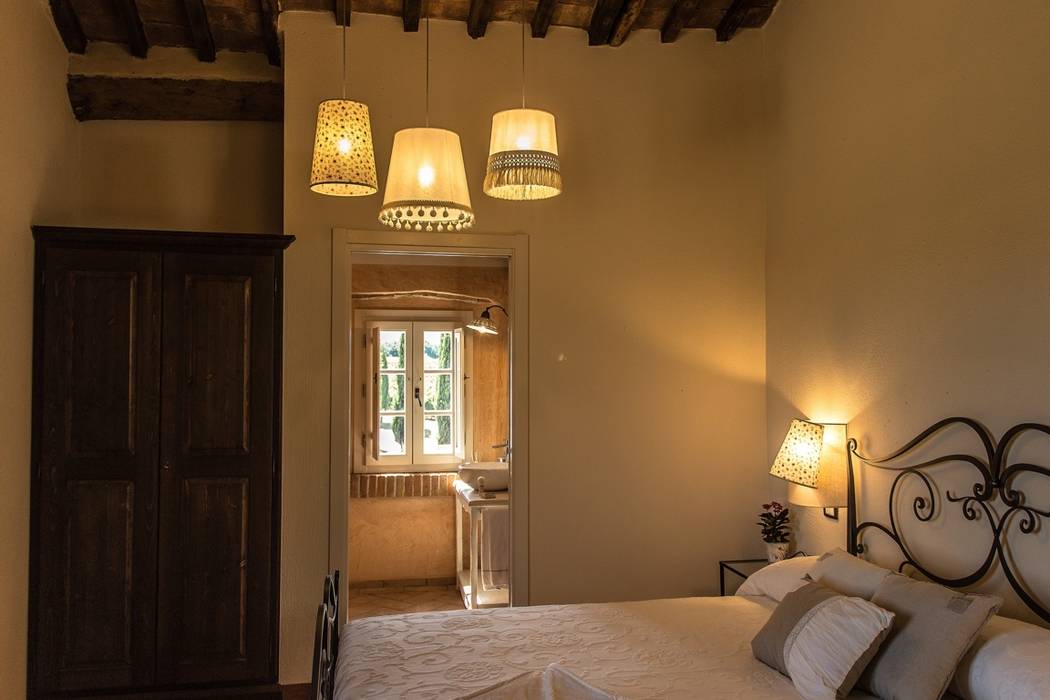 Locanda dell'Aioncino, Studio Luppichini Studio Luppichini Rustic style bedroom