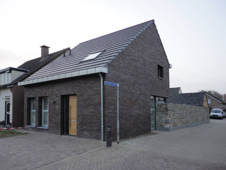 Woning te Mariaheide, martyvandeven bureau voor architectuur en techniek martyvandeven bureau voor architectuur en techniek Moderne huizen Het opbouwen van,Lucht,Raam,Auto,Asfalt,Weg oppervlak,Hout,Huis,Steen,woongebied