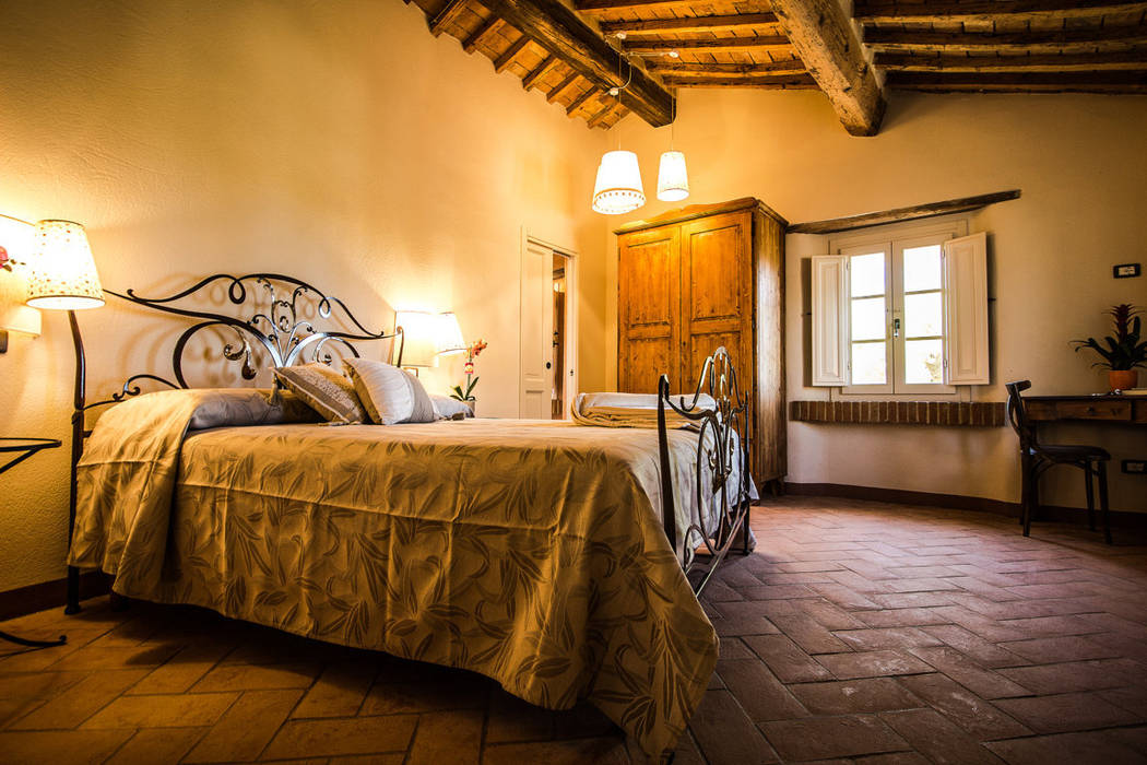 Locanda dell'Aioncino, Studio Luppichini Studio Luppichini Rustic style bedroom