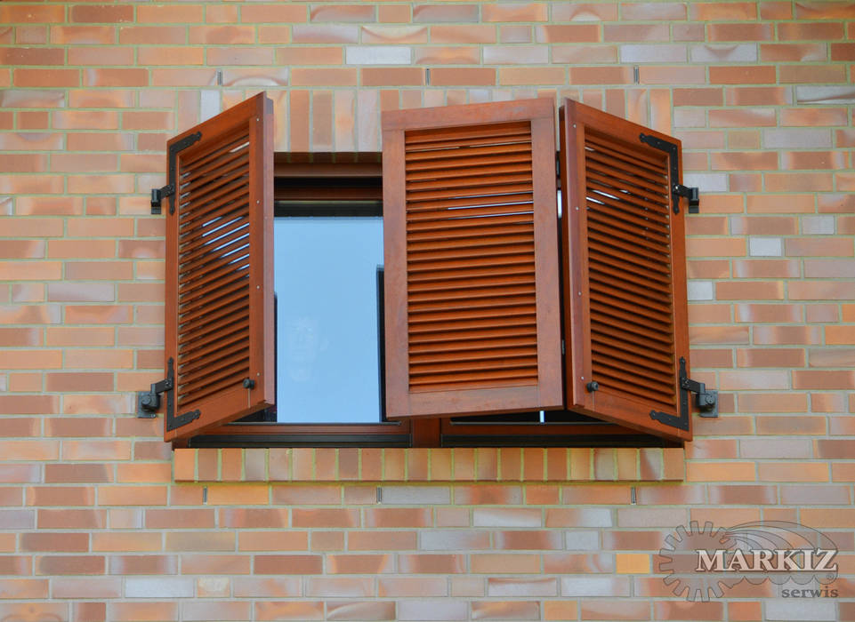 homify Puertas y ventanas clásicas Madera Acabado en madera Persianas y estores