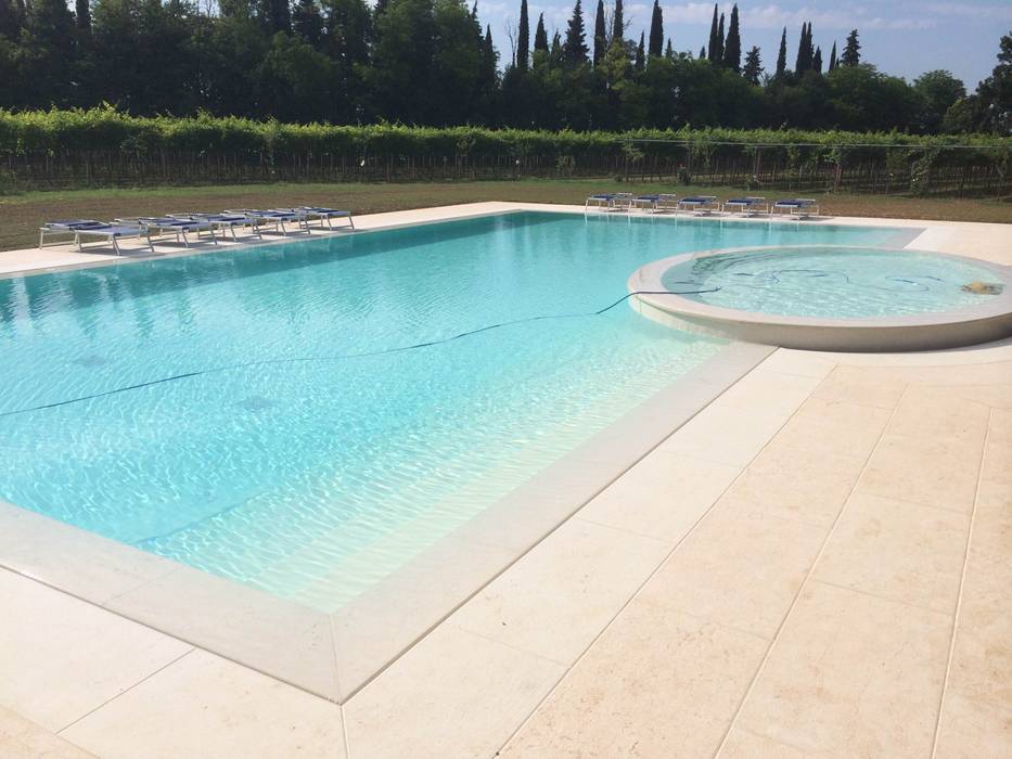 PISCINA A SFIORO IN PIETRA DELLA LESSINIA ROSA E BIANCA, Quintarelli Pietre e Marmi Srl Quintarelli Pietre e Marmi Srl Modern pool