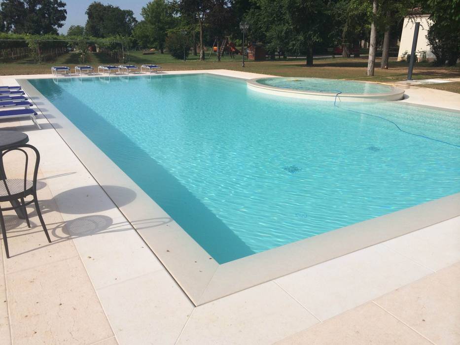 PISCINA A SFIORO IN PIETRA DELLA LESSINIA ROSA E BIANCA, Quintarelli Pietre e Marmi Srl Quintarelli Pietre e Marmi Srl Modern pool