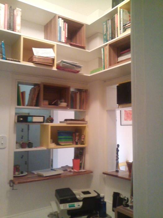 pequeno escritório para pesquisadora Margareth Salles Escritórios modernos MDF