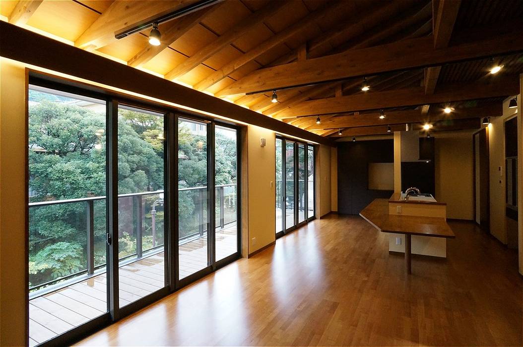 これからも自分らしく歩むための居所 －楽庵ー atelier shige architects /アトリエシゲ一級建築士事務所 和風デザインの リビング 木 木目調 財産,建物,窓,木,ホール,インテリア・デザイン,点灯,建築,シェード,フローリング