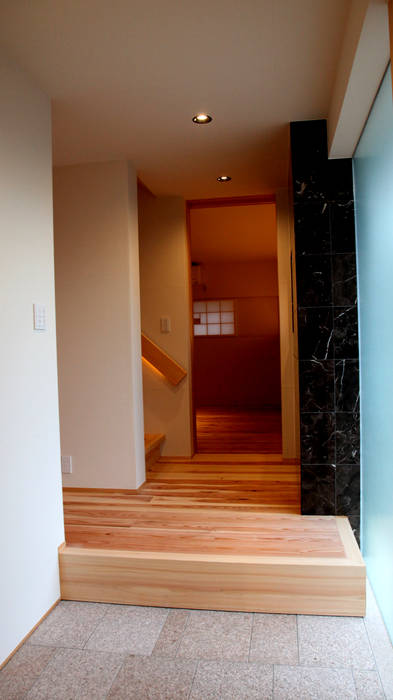 三重県・伊賀 「和紙に包まれる家」 Front CN-JAPAN／藤村正継 オリジナルスタイルの 玄関&廊下&階段