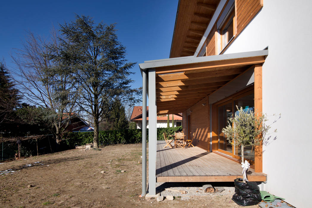 Ville prefabbricate in legno eleganti ed ecologiche, Novello Case in Legno Novello Case in Legno Moderner Balkon, Veranda & Terrasse Holz Holznachbildung