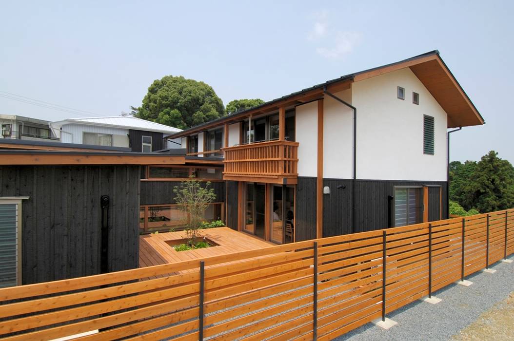 中庭を持つ高台のいえ, shu建築設計事務所 shu建築設計事務所 Asiatische Häuser Holz Holznachbildung