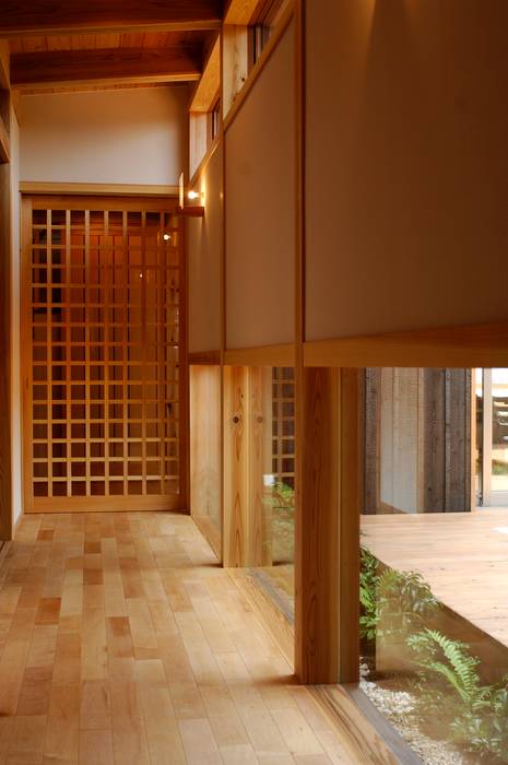 中庭を持つ高台のいえ, shu建築設計事務所 shu建築設計事務所 Asian style corridor, hallway & stairs Wood Wood effect
