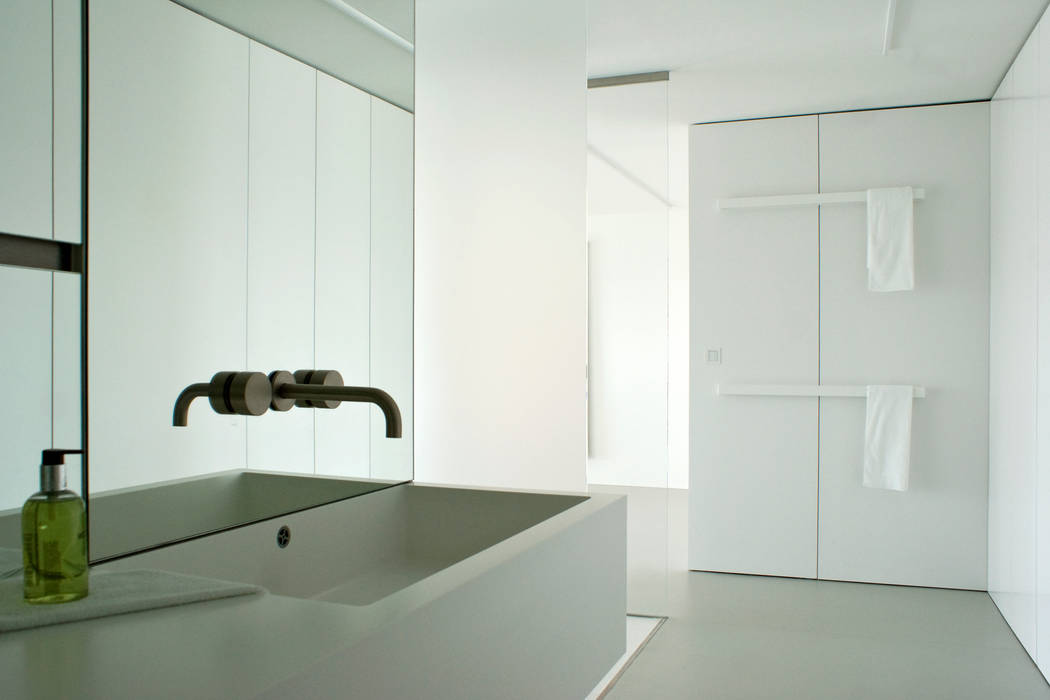 Wohnungsausbau Berlin-Mitte , DER RAUM DER RAUM Minimalist style bathroom