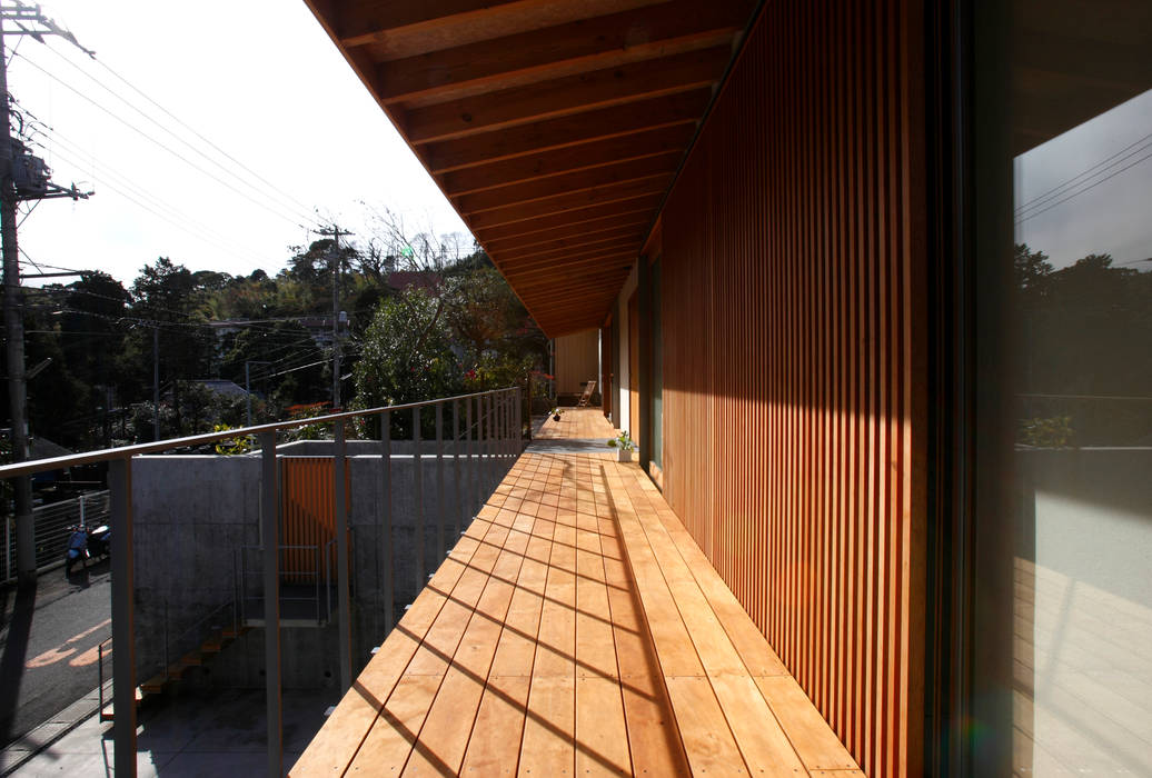 atami kk-house, 株式会社コヤマアトリエ一級建築士事務所 株式会社コヤマアトリエ一級建築士事務所 Modern balcony, veranda & terrace