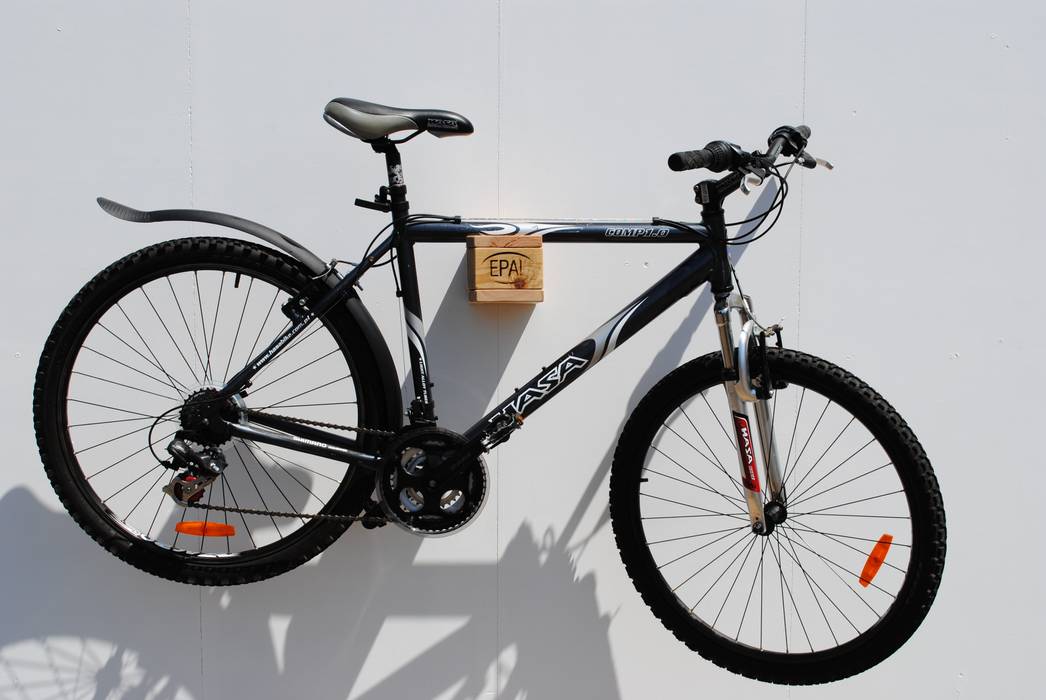 Fahrradhalter aus Paletten Holz , IrekHolzArt IrekHolzArt ห้องเก็บของ ไม้ Wood effect ที่เก็บของ