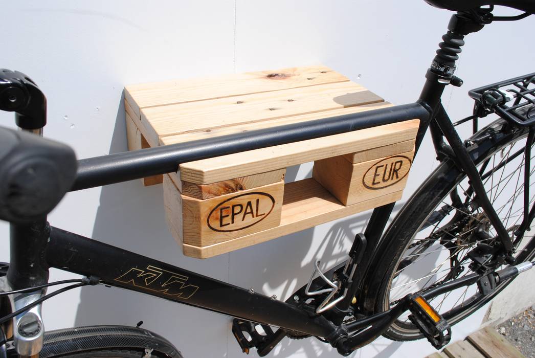 Fahrradhalter aus Paletten Holz , IrekHolzArt IrekHolzArt Ruang penyimpanan Kayu Wood effect Storage