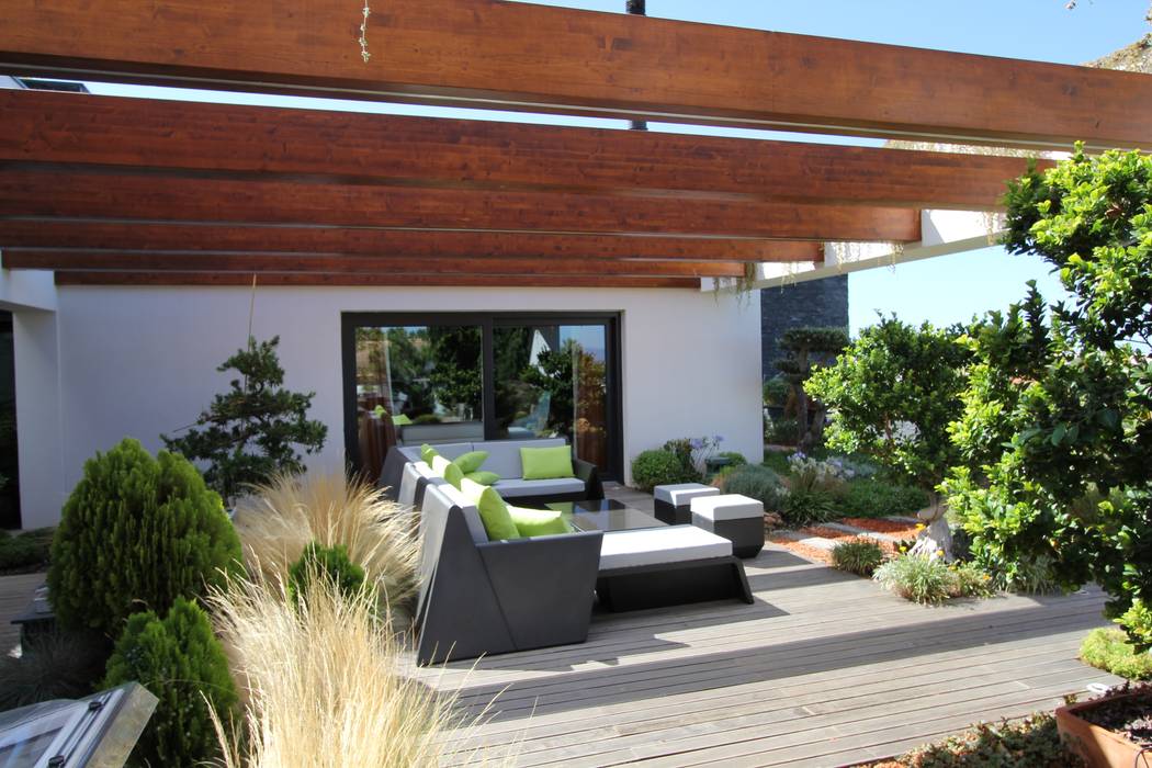 Casa Madeira, Riscos & Atitudes, Lda Riscos & Atitudes, Lda Balcon, Veranda & Terrasse modernes Bois massif Multicolore