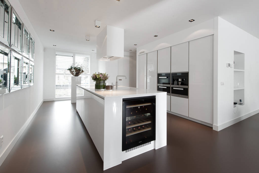 Moderne strakke greeploze witte Tieleman-keuken, Tieleman Keukens Tieleman Keukens Moderne keukens Gebouw,kasten,auto-ontwerp,aanrecht:,Interieur ontwerp,huis,Vloer,Kamerplant,Vloeren,Materiële eigenschap