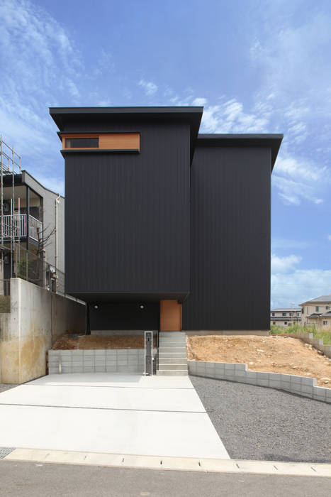 東谷の家, 加門建築設計室 加門建築設計室 モダンな 家 雲,空,財産,シェード,建物,アスファルト,アーバンデザイン,路面,住宅街,複合材料