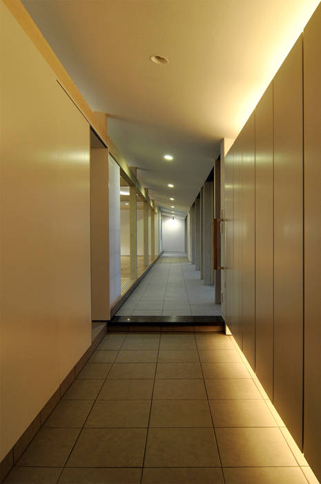 DOMA, TAC一級建築士事務所 TAC一級建築士事務所 モダンスタイルの 玄関&廊下&階段