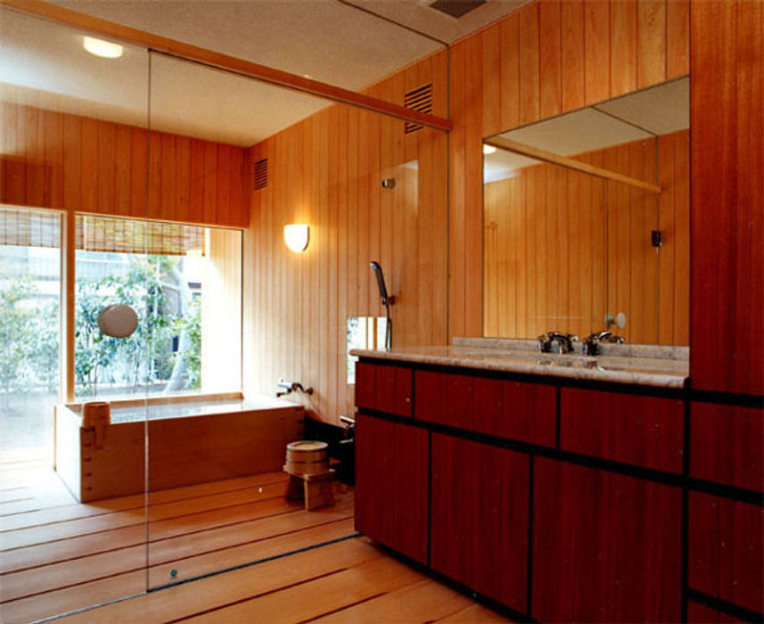 諏訪の家, 松井建築研究所 松井建築研究所 Eclectic style bathroom