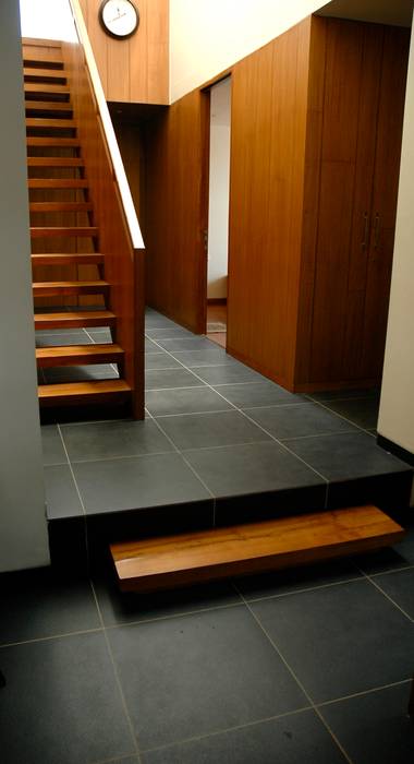 K HOUSE, KIRON CHEERLA ARCHITECTURE KIRON CHEERLA ARCHITECTURE Asian corridor, hallway & stairs Granite