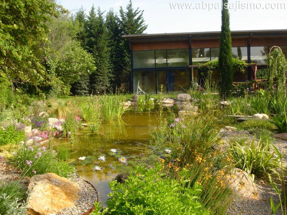 Estanque de Girona, abpaisajismo abpaisajismo Jardines modernos: Ideas, imágenes y decoración