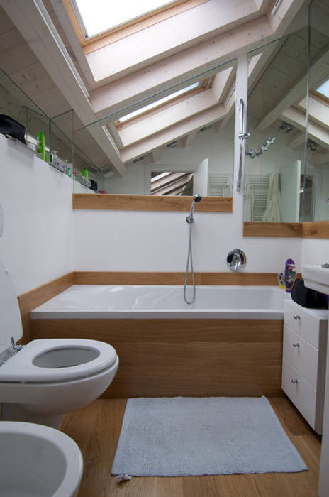 Recupero di sottotetto, VITTORIO GARATTI ARCHITETTO VITTORIO GARATTI ARCHITETTO Modern bathroom