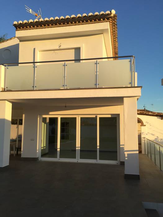 reforma integra de un chalet en Mijas Costa, ATYC ATYC Casas de estilo clásico Cielo,Sombra,Edificio,Barrio residencial,Accesorio,Tintes y sombras,Gas,Fachada,Techo,Material compuesto