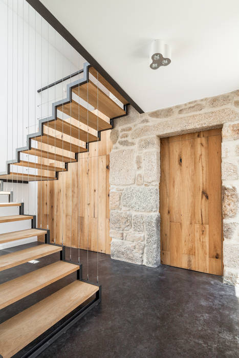 Casa JA - Casa moderna com presença do passado, FPA - filipe pina arquitectura FPA - filipe pina arquitectura Pasillos, vestíbulos y escaleras minimalistas