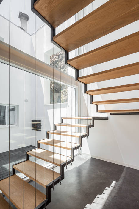 Casa JA - Casa moderna com presença do passado, FPA - filipe pina arquitectura FPA - filipe pina arquitectura Minimalist corridor, hallway & stairs