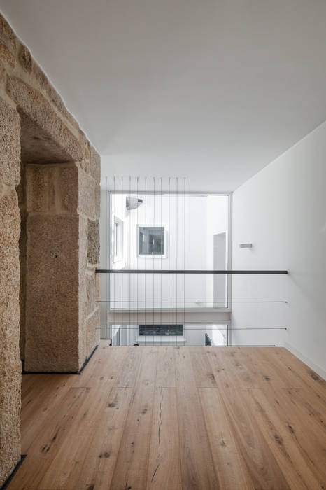 Casa JA - Casa moderna com presença do passado, FPA - filipe pina arquitectura FPA - filipe pina arquitectura Pasillos, vestíbulos y escaleras de estilo minimalista