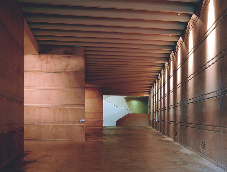 ​Campo Viejo Winery—Juan Alcorta Winery. The gallery. Ignacio Quemada Arquitectos Minimalist corridor, hallway & stairs