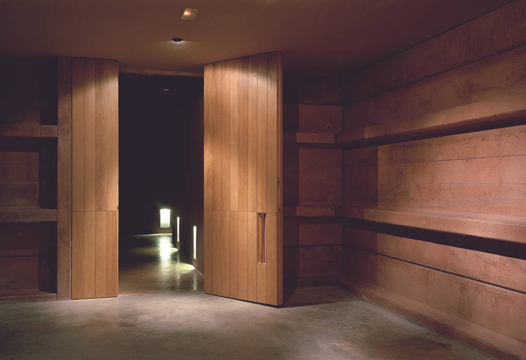 ​Campo Viejo Winery—Juan Alcorta Winery. The gallery. Ignacio Quemada Arquitectos Minimalist corridor, hallway & stairs