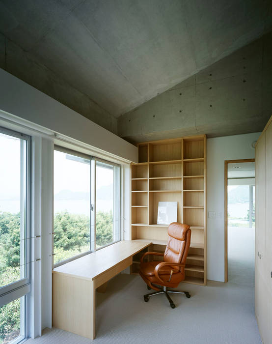 A house, Guen BERTHEAU-SUZUKI Co.,Ltd. Guen BERTHEAU-SUZUKI Co.,Ltd. Modern Bedroom