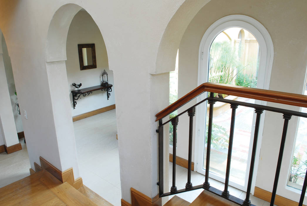 Casa Martindale, JUNOR ARQUITECTOS JUNOR ARQUITECTOS Classic style corridor, hallway and stairs