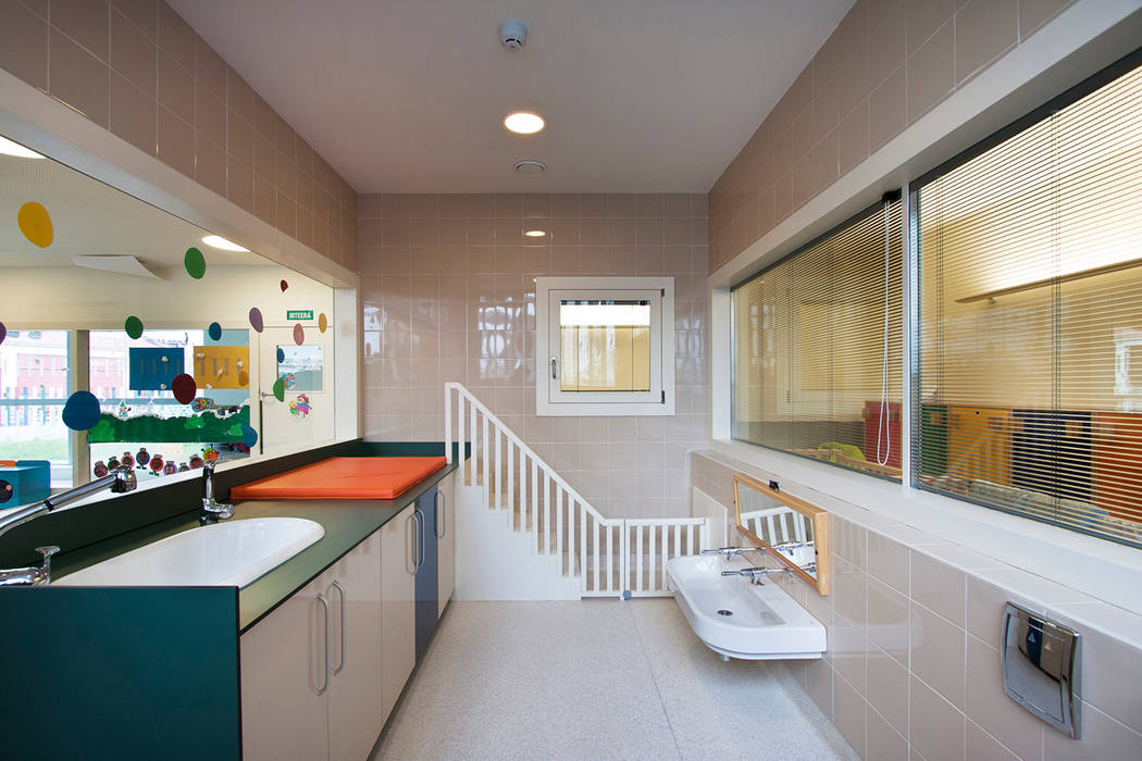 Nursery School, Zarautz. Children’s toilets/Nappy changing area Ignacio Quemada Arquitectos 모던스타일 욕실 타일